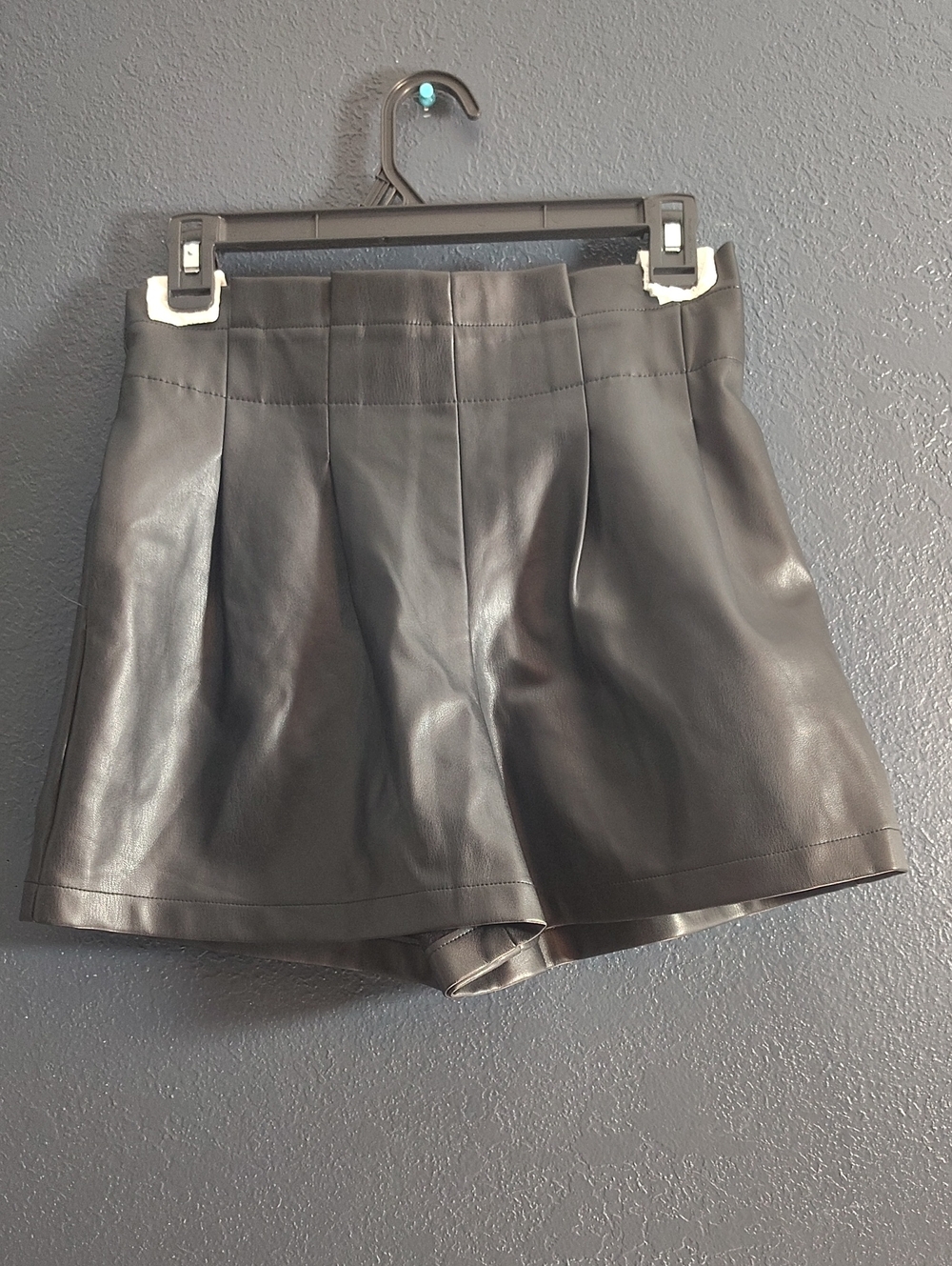 Versona Black faux Leather high-waist pleated shorts size small